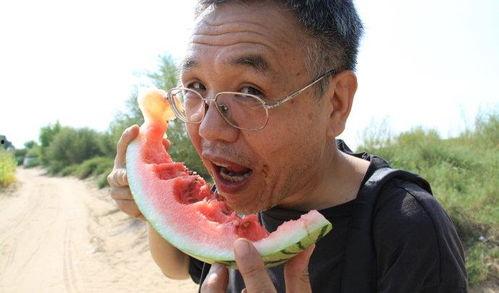 吃瓜动作在哪,揭秘吃瓜动作背后的文化现象