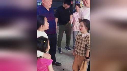 小孩吵架大人吃瓜