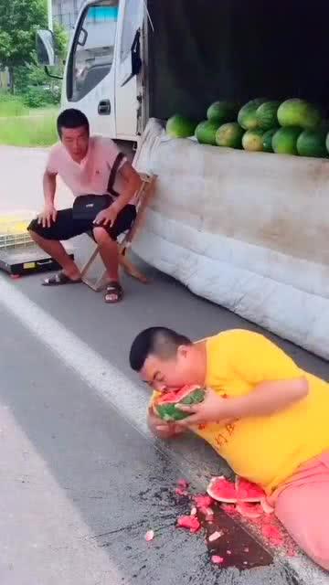 胖子吃瓜打游戏视频,胖子吃瓜打游戏，欢乐无限