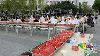 学校组织吃瓜比赛,瓜王争霸，欢乐吃瓜大赛精彩上演”