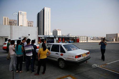 塔吊女司机吃瓜