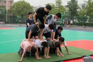 操场看台吃瓜,见证校园风云，共享瓜果时光