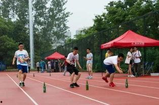 操场看台吃瓜,见证校园风云，共享瓜果时光