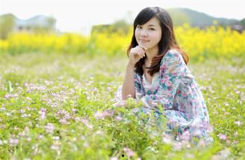 美女在田间吃瓜,美女尽享田园美味时光 第2张 美女在田间吃瓜,美女尽享田园美味时光 第2张