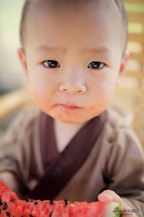2岁孩子吃瓜,甜蜜瓜果之旅