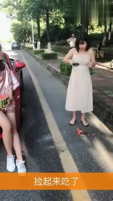 街头吃瓜女孩,揭秘都市生活百态 第2张 街头吃瓜女孩,揭秘都市生活百态 第2张