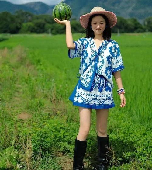 稻田吃瓜女孩壁纸,青春女孩的田园诗意