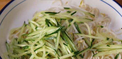 面条吃瓜,夏日清爽美食新体验